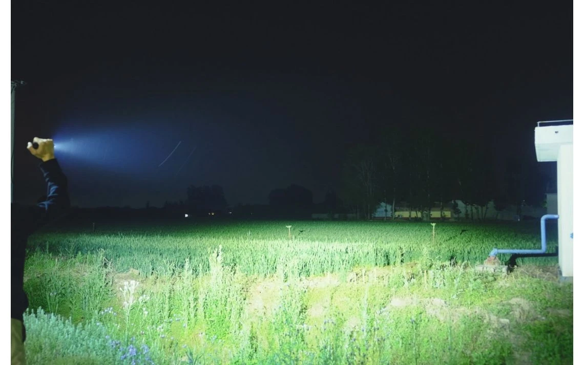 AceBeam E70-BR Compact 4600 Lumen Brass EDC Torch - Image 4